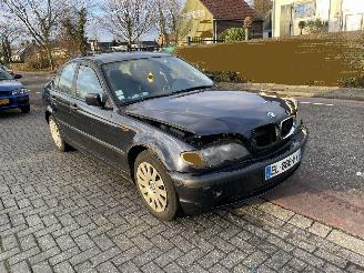 uszkodzony samochody ciężarowe BMW 3-serie 3181 sedan 2002/8