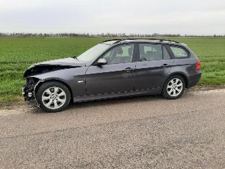 krockskadad bil auto BMW 3-serie 320 6-bak 2008/3