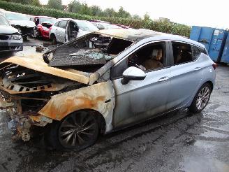 uszkodzony samochody osobowe Opel Astra  2017/1