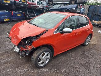 Damaged car Peugeot 208  2017/1