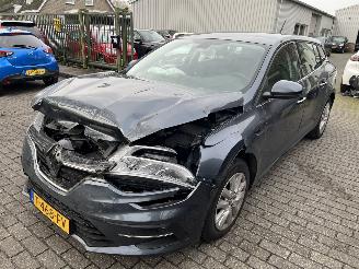 uszkodzony samochody osobowe Renault Mégane Stationcar  1.3 TCe  Equilibre 2023/6