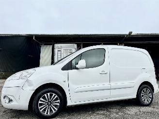 Schade bestelwagen Peugeot Partner 120 1.6 E-HDI AUTOMAAT + flippers 90pk Navteq Profit L1 - 73dkm nap - ex btw - navi - pdc - clima - cruise - nap - trekh - schuif + klapdeuren 2014/11