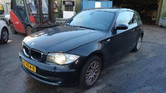 Salvage car BMW 1-serie E81 2008 318i N43B20A Zwart 475 onderdelen 2008/9